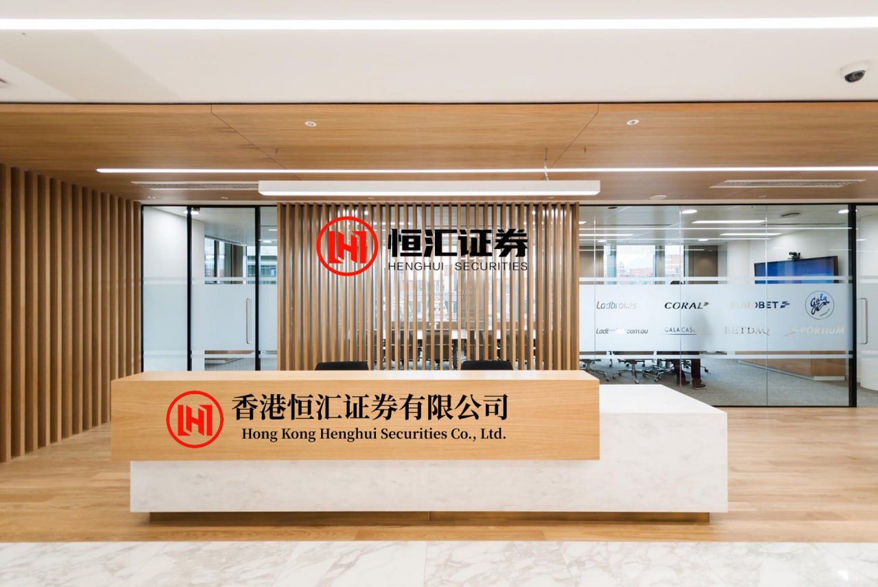 金呈配资APP下载 简默说：最厉害的三根均线 三根最厉害的均线？13日、34日、55日均线就很厉害。就像我朋友，靠这三根均线的战法在股市里混得风生水起，精准抄底逃顶，都靠炒股养家了。这三根均线和传统的5日、10日均...